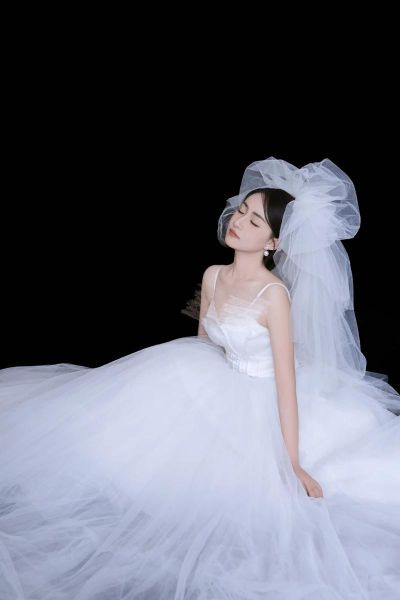 梦见自己穿白色婚纱是什么意思_白色婚纱梦的预兆