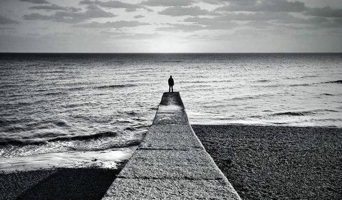 梦到穿破衣服是什么意思_梦见自己衣衫褴褛怎么办