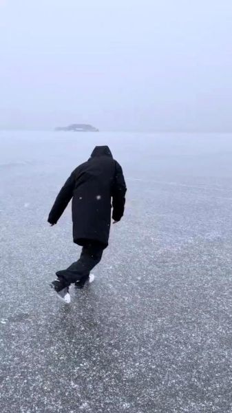 梦到在冰上走是什么意思_冰面行走梦境解析