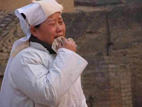 梦到别人戴孝是什么意思_梦见他人穿孝服预示什么