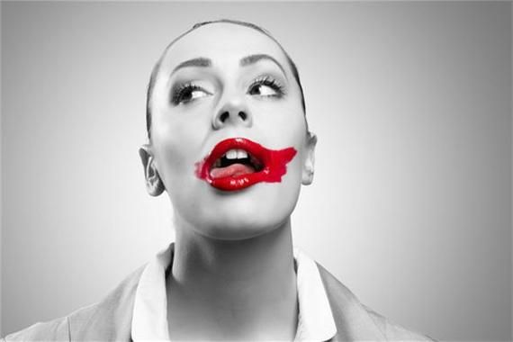 梦到嘴巴流血_梦见嘴巴出血预示什么