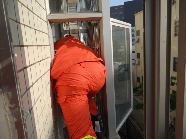 梦到爬窗子是什么意思_梦见爬窗户预示什么