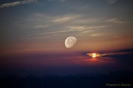 梦到日月同时出现_预示着什么