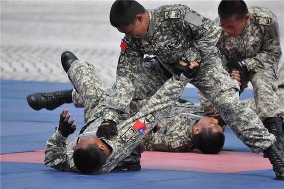 梦到被一群人追打_是什么意思