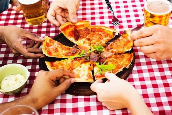 梦到看别人吃饭_周公解梦含义